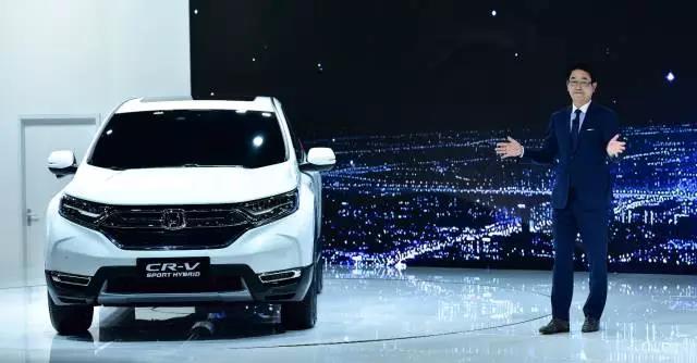 作為全球最暢銷的SUV， CR-V創(chuàng)造了無(wú)數(shù)個(gè)奇跡。撇開全球不說(shuō)，從2004年CR-V被引進(jìn)到中國(guó)市場(chǎng)以來(lái)，就開拓了城市SUV市場(chǎng)，開啟了國(guó)內(nèi)高品質(zhì)SUV生活潮流。進(jìn)取之路永不停止，就在此次上海車展期間，東風(fēng)本田CR-V也終于迎來(lái)了全新?lián)Q代，實(shí)現(xiàn)了從內(nèi)到外的全面革新。