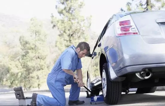 汽車爆胎怎么辦？你應該知道的換胎知識！
