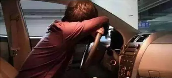 為什么很多人喜歡獨自坐在車里發(fā)呆？